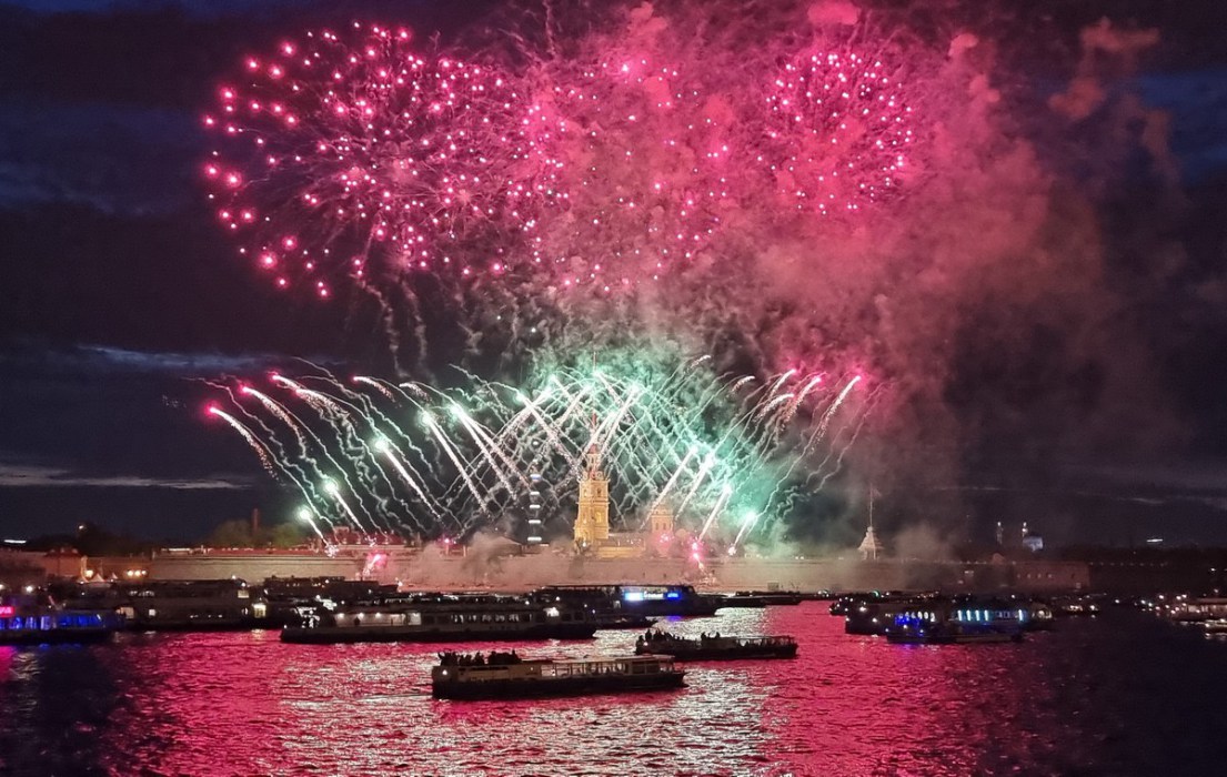 Праздничный салют в день ВМФ