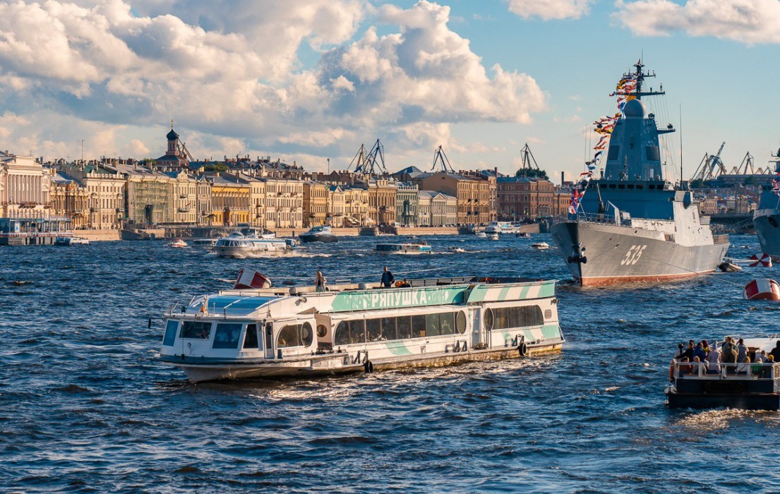 Праздничный салют в день ВМФ